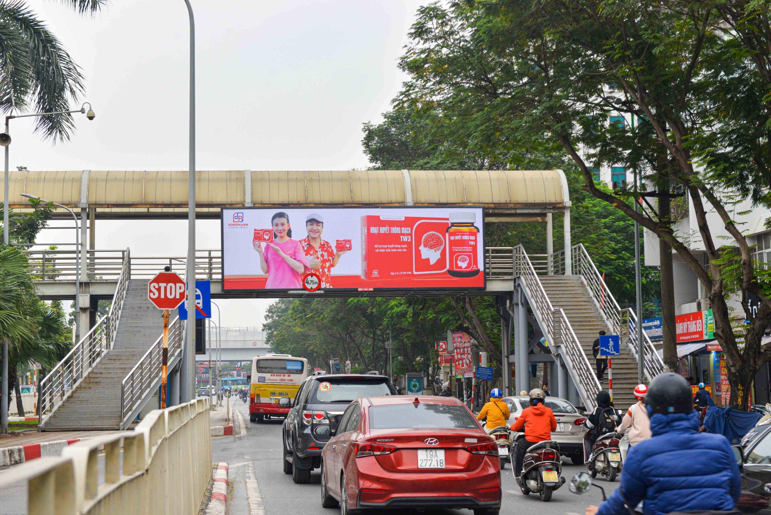 Ảnh xa hướng nhìn từ Hoàng Quốc Việt đi Phạm Văn Đồng (CC)