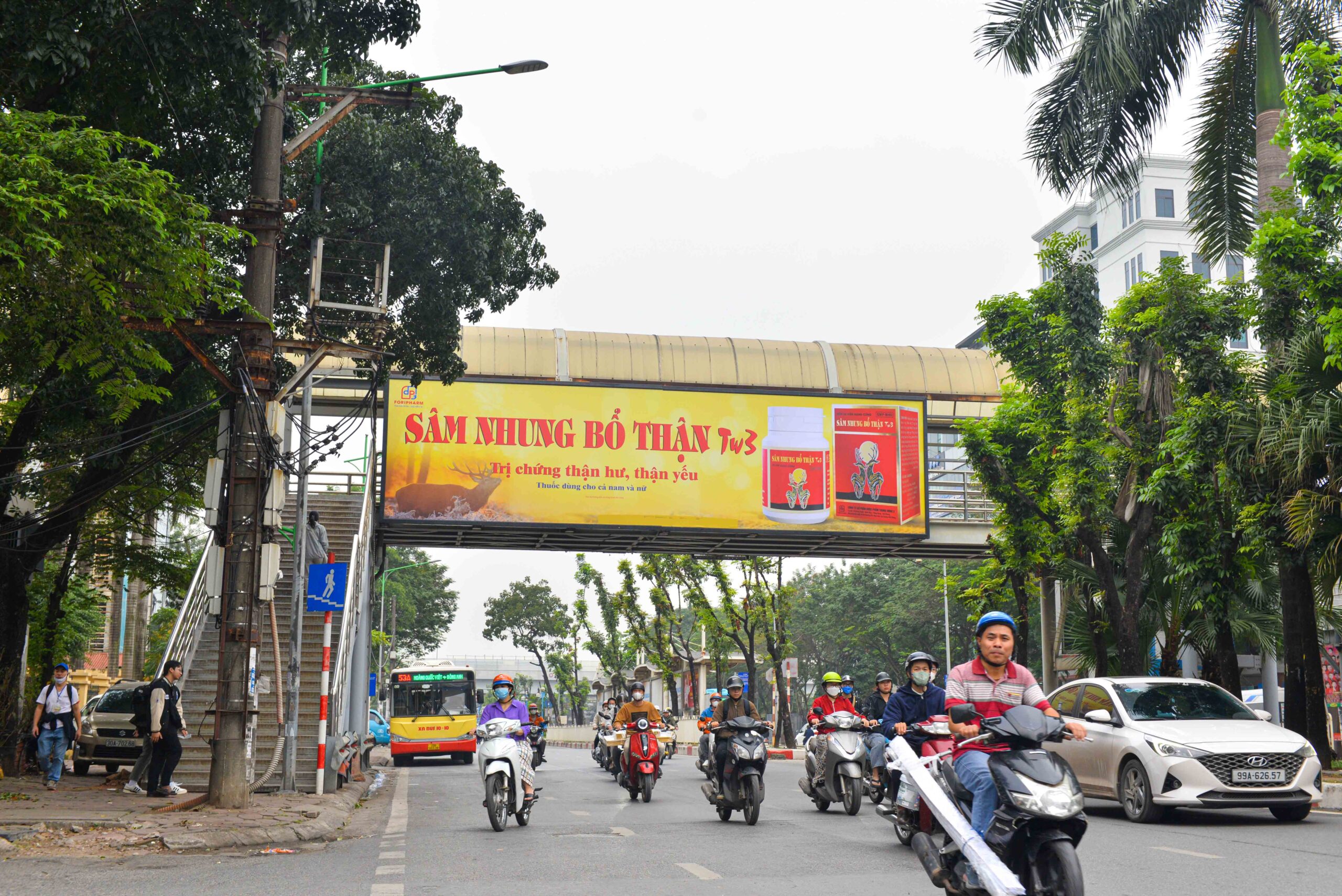 Ảnh xa hướng nhìn từ Hoàng Quốc Việt đi Phạm Văn Đồng (NC)