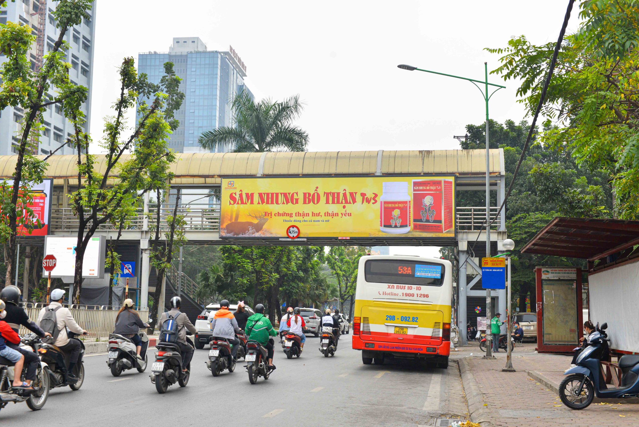 Ảnh xa hướng nhìn từ Phạm Văn Đồng đi Hoàng Quốc Việt (CC)
