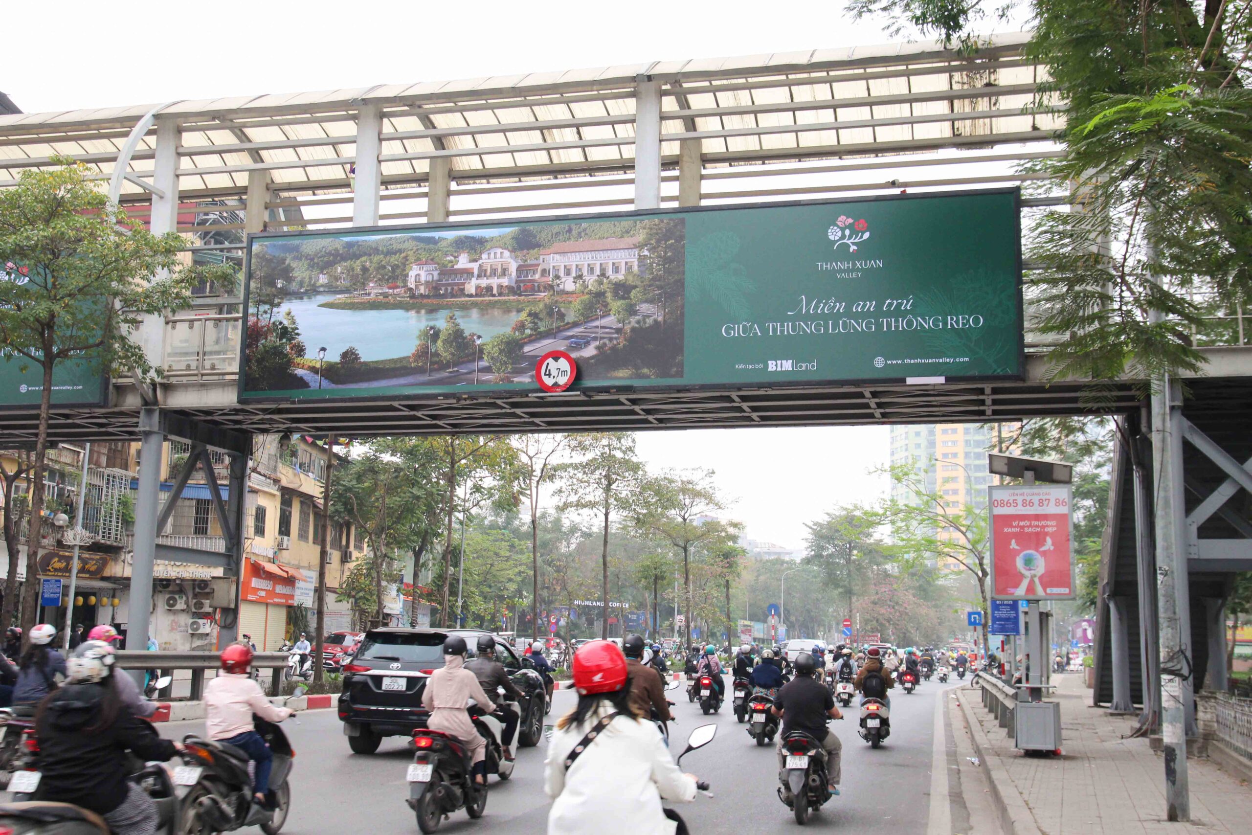 Quảng cáo cầu bộ hành là một hình thức Street Furniture