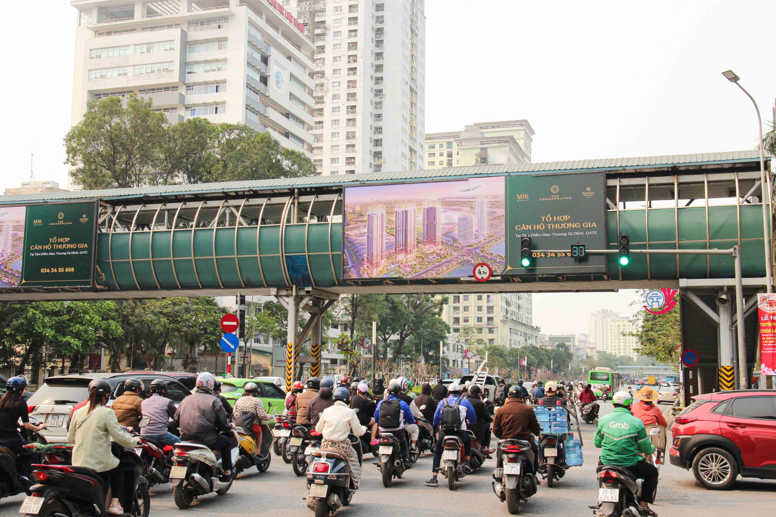 Ảnh gần hướng nhìn Nguyễn Chí Thanh đi Trần Duy Hưng (CC)