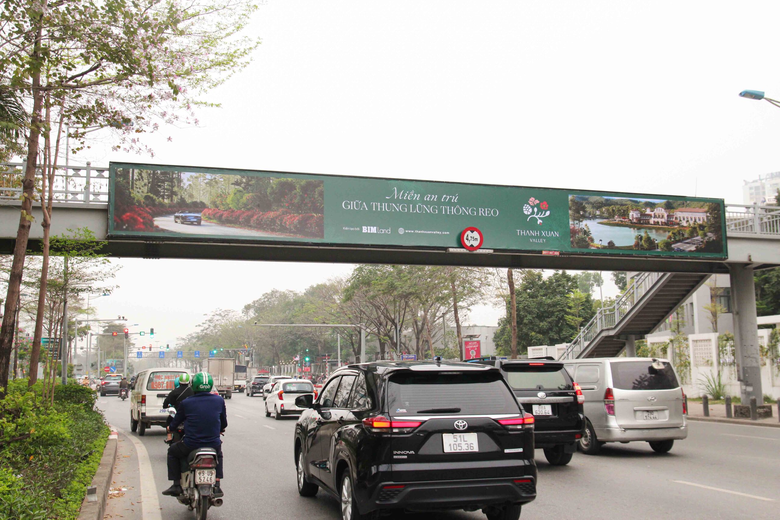 Ảnh gần hướng nhìn Võ Chí Công đi Đường Láng (CC)