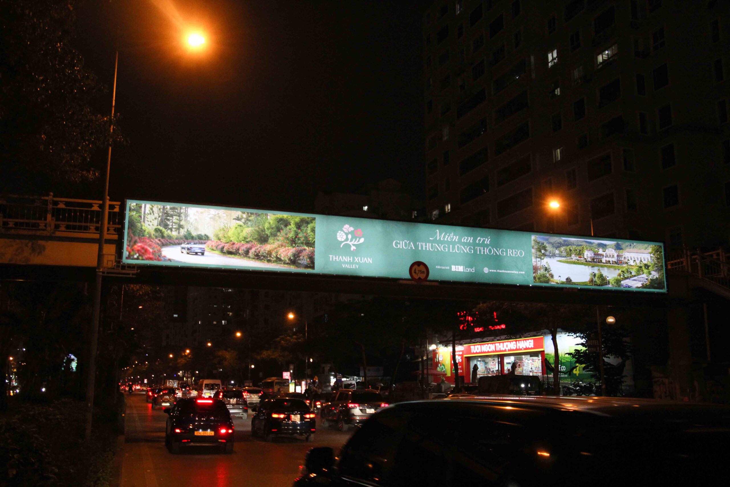 Ảnh gần hướng nhìn Võ Chí Công đi cầu Nhật Tân (CC)_1