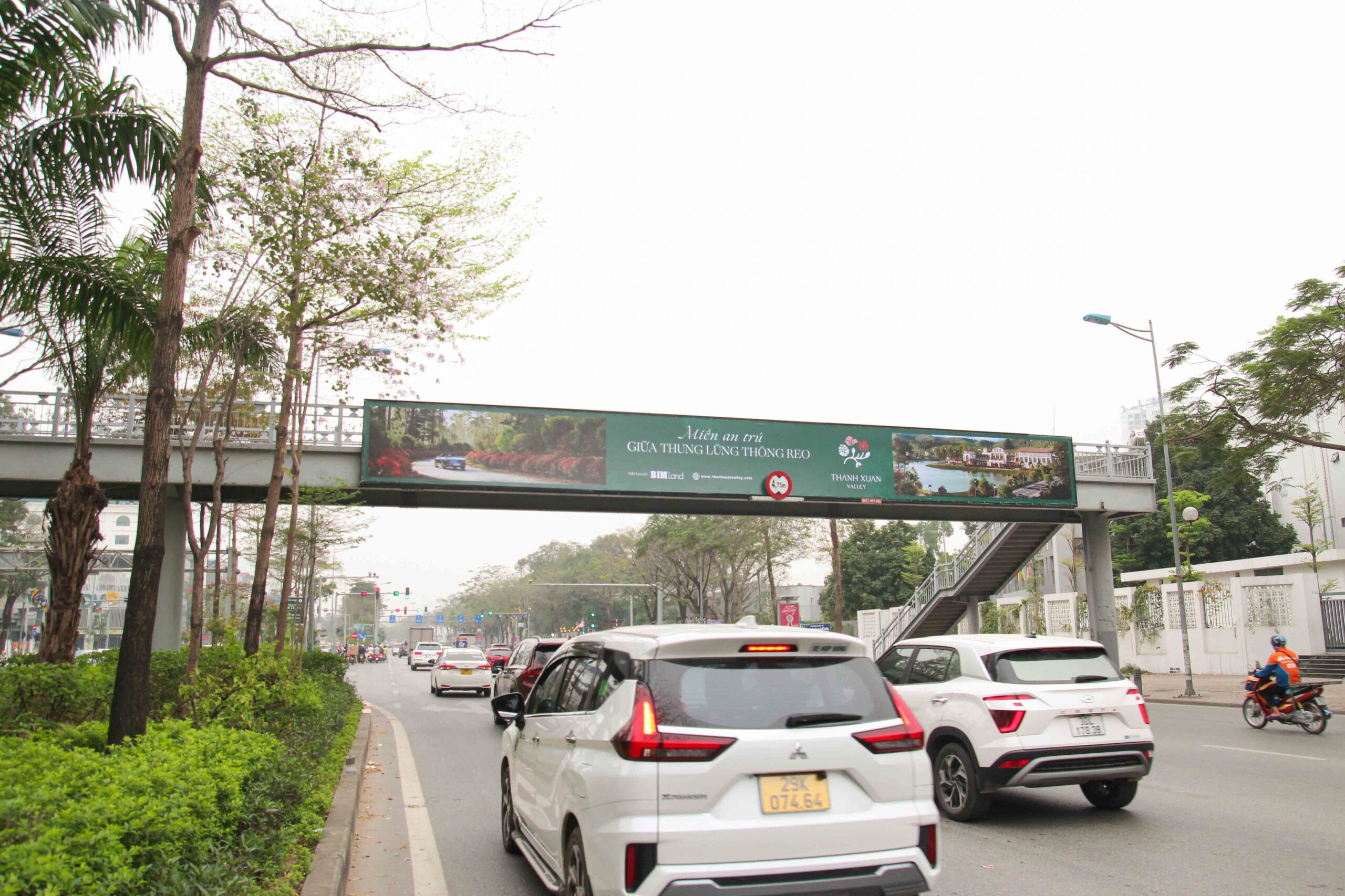 Ảnh xa hướng nhìn Võ Chí Công đi Đường Láng (CC)