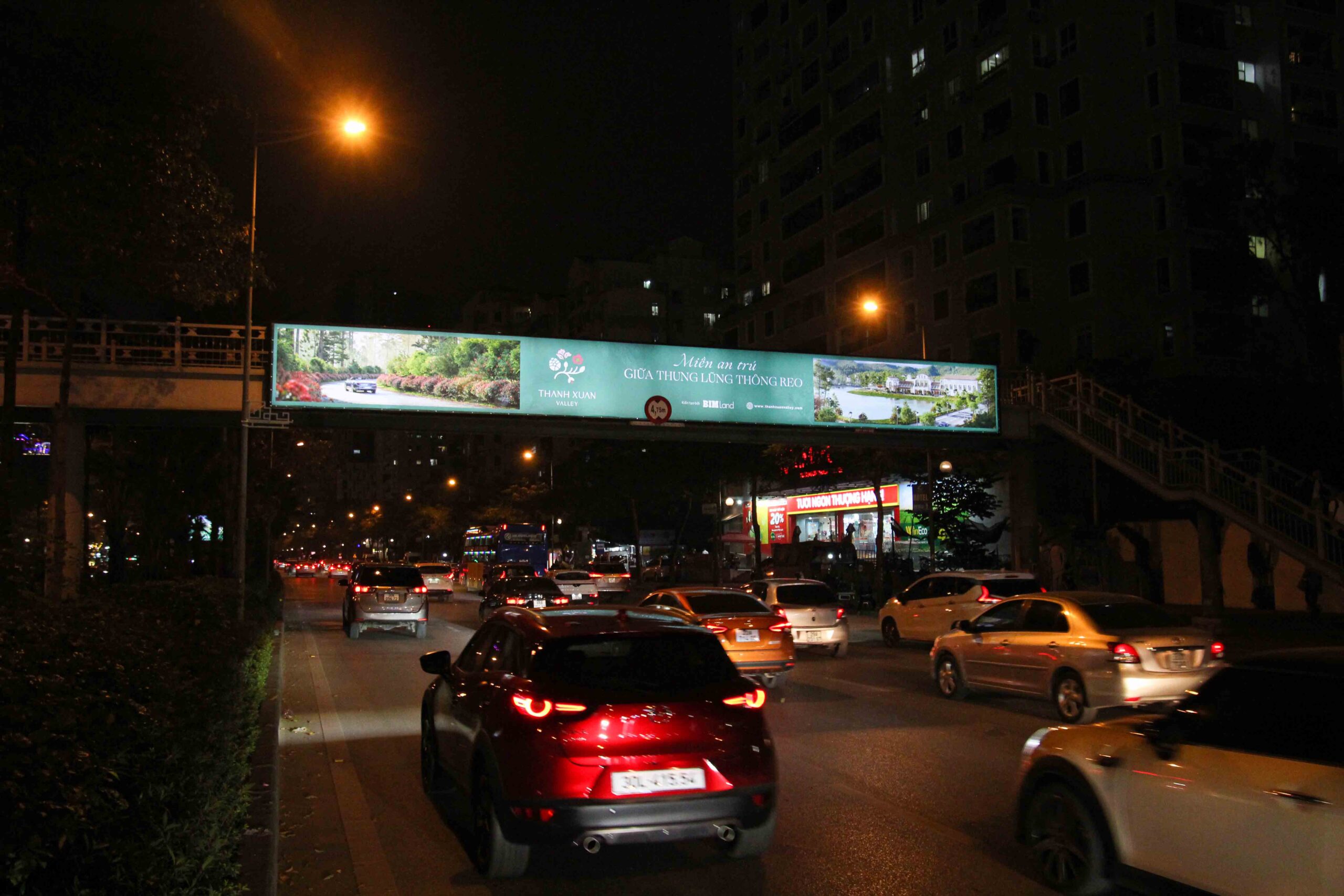 Ảnh xa hướng nhìn Võ Chí Công đi cầu Nhật Tân (CC)_1